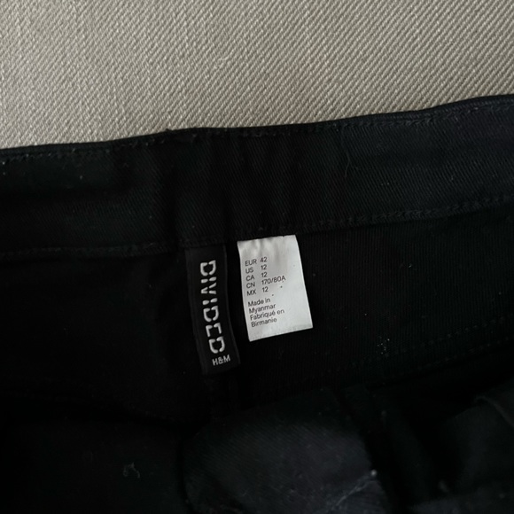 H&M Shorts - Picture 2 of 3